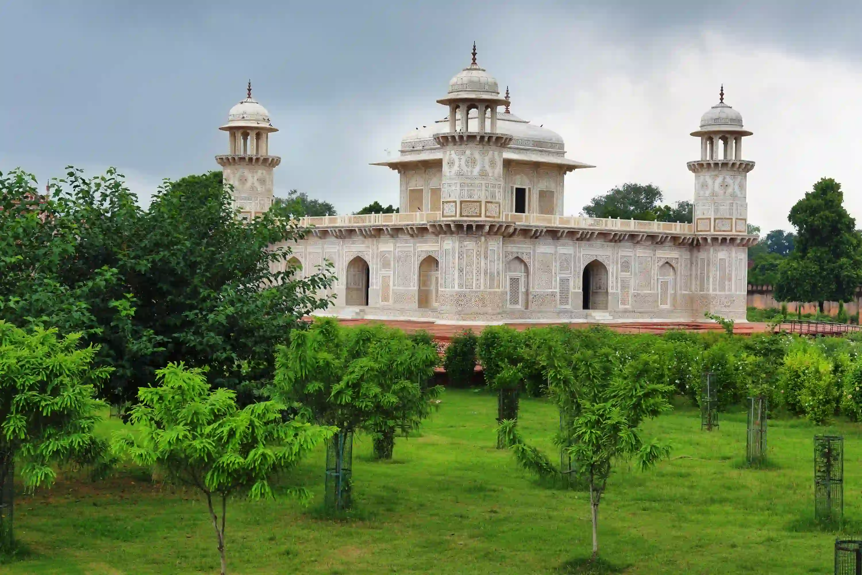 From Delhi: Taj Mahal and Agra Tour By Gatimaan Express Train